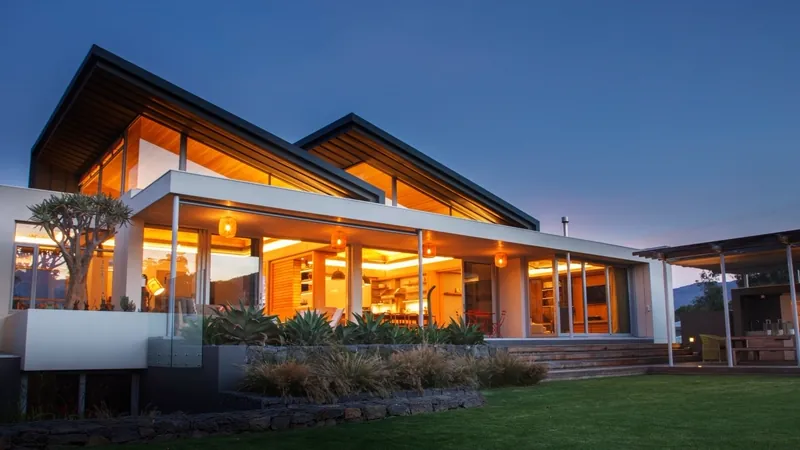 How to Time Selling Your House When Buying Another: A Smooth Move!