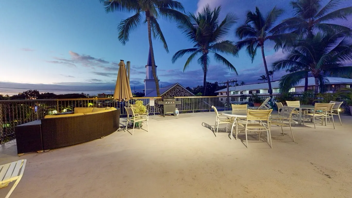 Kona Plaza exterior 4